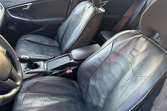Volvo V40 17 of 28