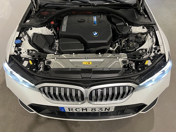 BMW 330e 12 of 27