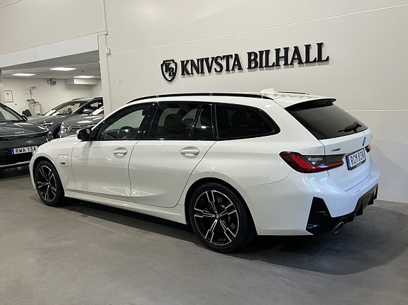 BMW 330e 2 of 27
