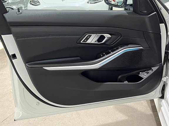 BMW 330e 8 of 27
