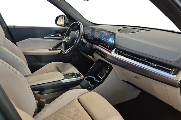 BMW iX1 6 of 18