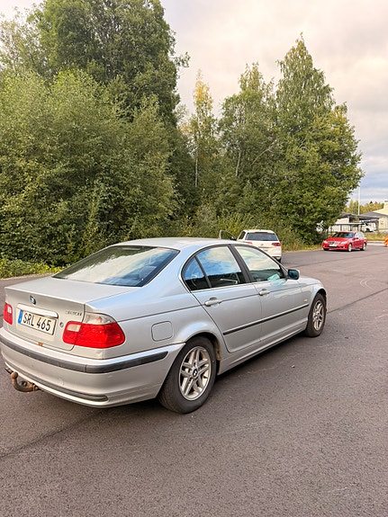 BMW 320i 3 of 4