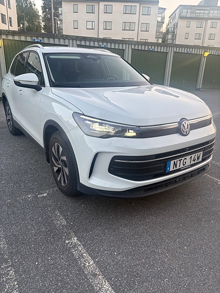 Volkswagen Tiguan 2 of 5