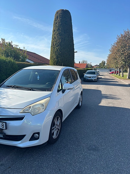 Toyota Verso-S 2 of 5
