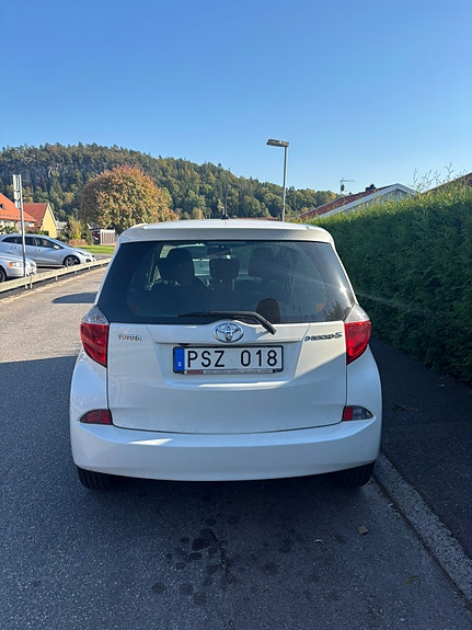 Toyota Verso-S 3 of 5