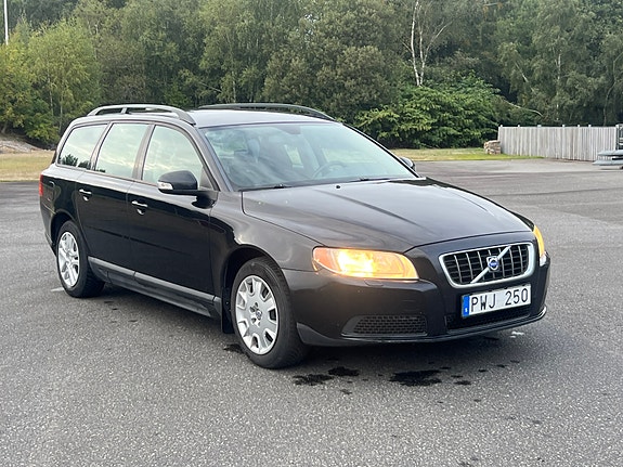 Volvo V70 2 of 8