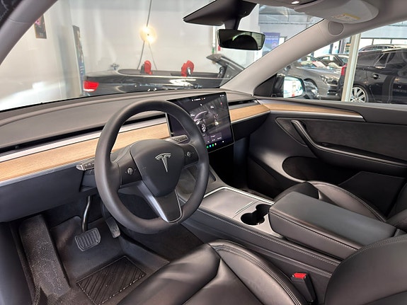 Tesla Model Y 13 of 30