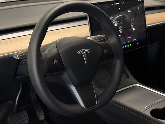 Tesla Model Y 14 of 30