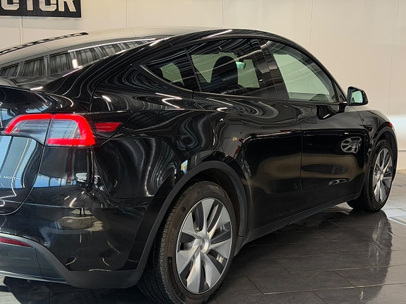 Tesla Model Y 11 of 30