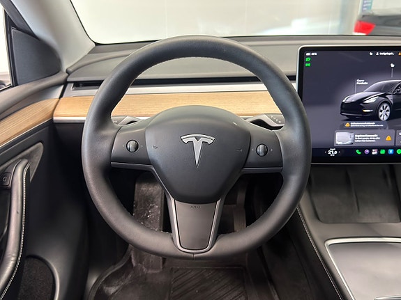 Tesla Model Y 20 of 30
