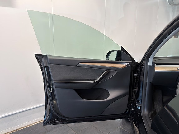 Tesla Model Y 15 of 30
