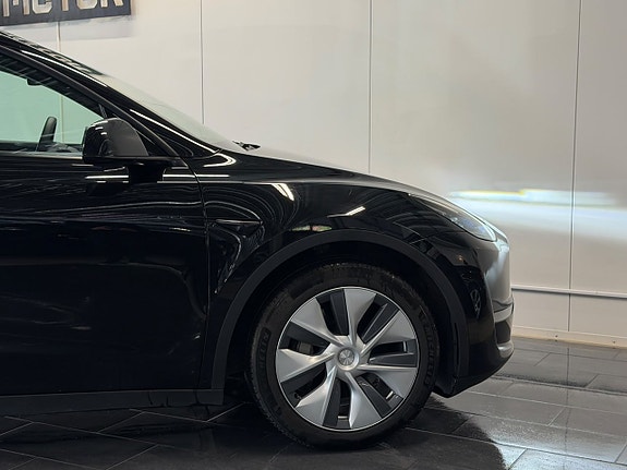 Tesla Model Y 12 of 30