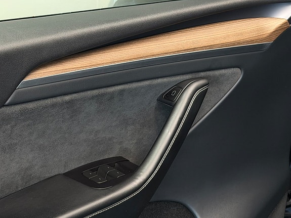 Tesla Model Y 16 of 30