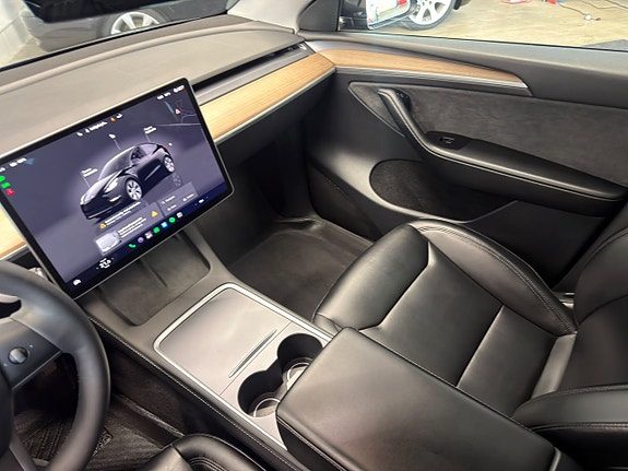 Tesla Model Y 21 of 30