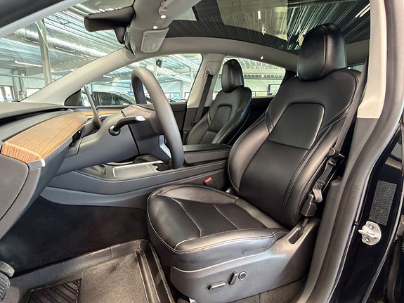 Tesla Model Y 17 of 30