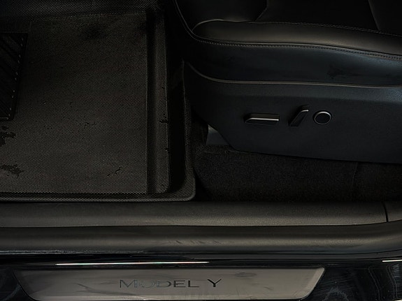 Tesla Model Y 18 of 30