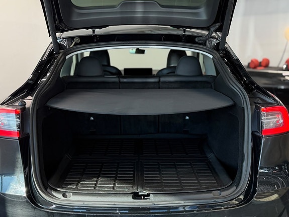 Tesla Model Y 9 of 30