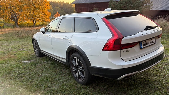 Volvo V90 Cross Country 2 of 5