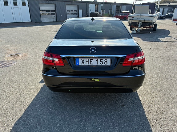 Mercedes-Benz E220 4 of 5