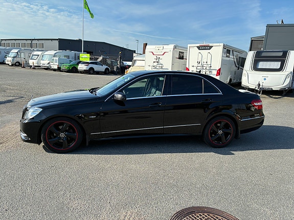 Mercedes-Benz E220 2 of 5