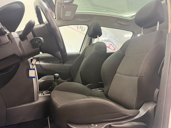 Peugeot 207 SW 14 of 17