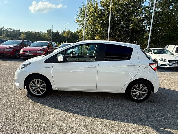 Toyota Yaris 2 of 19