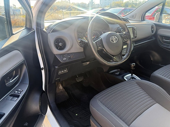 Toyota Yaris 8 of 19
