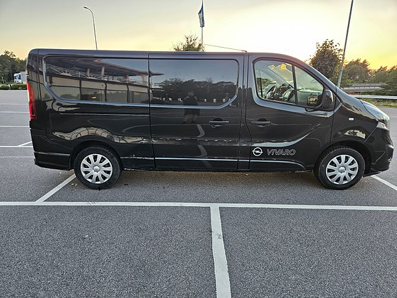 Opel Vivaro 2 of 15