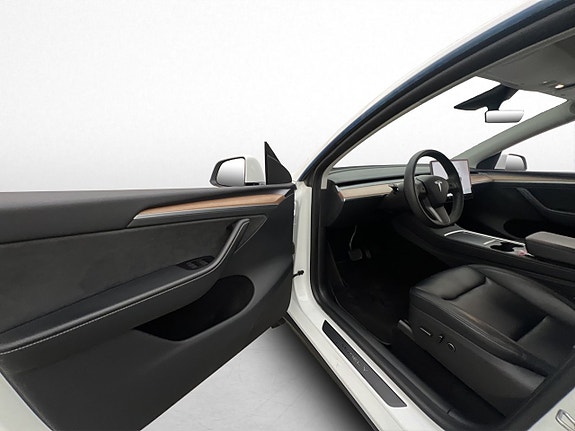 Tesla Model Y 11 of 30
