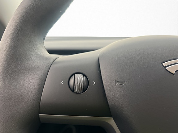 Tesla Model Y 15 of 30