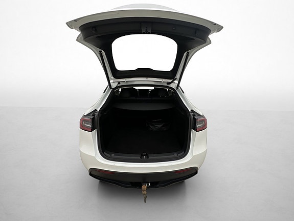 Tesla Model Y 29 of 30