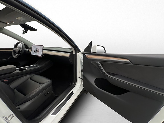 Tesla Model Y 27 of 30