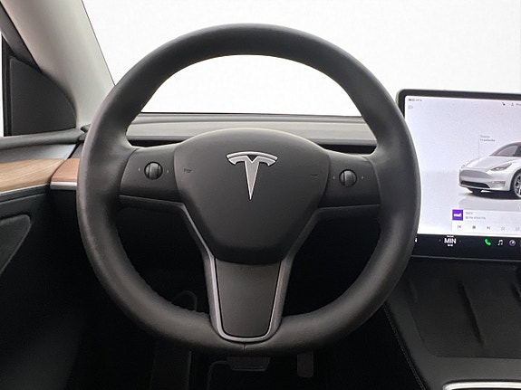 Tesla Model Y 14 of 30