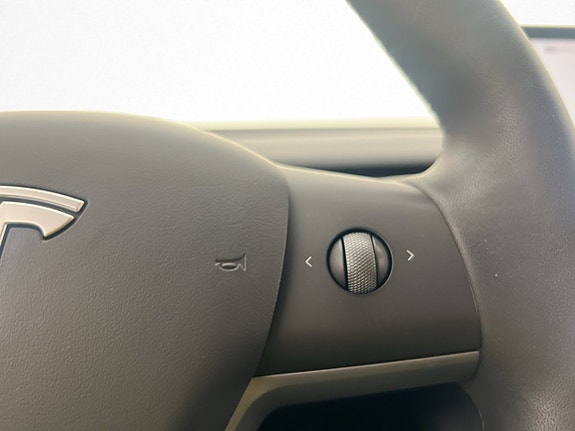 Tesla Model Y 16 of 30