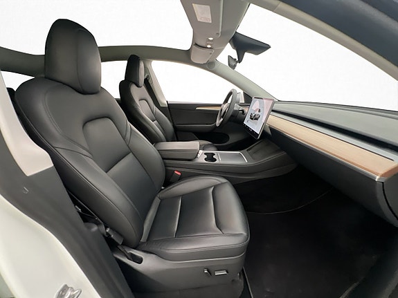 Tesla Model Y 26 of 30