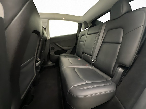 Tesla Model Y 28 of 30