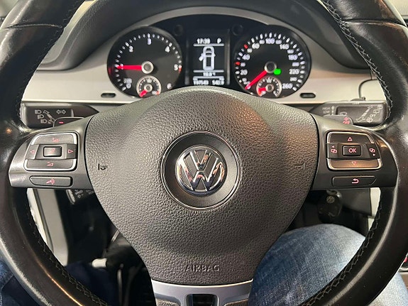 Volkswagen Passat 10 of 24