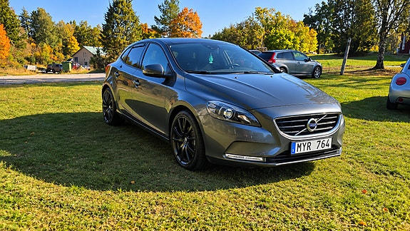 Volvo V40 2 of 14