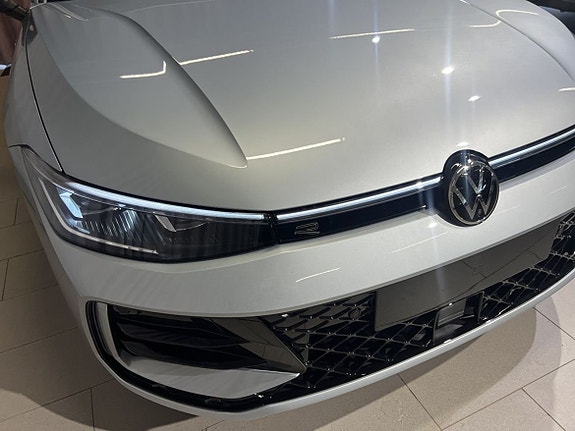 Volkswagen Passat 3 of 21