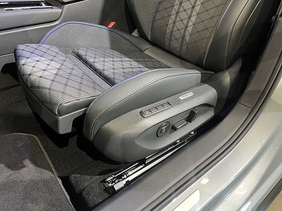 Volkswagen Passat 13 of 21