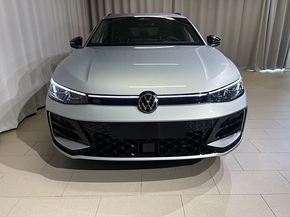 Volkswagen Passat 2 of 21