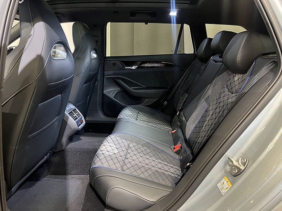 Volkswagen Passat 14 of 21