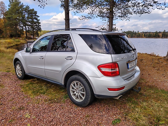 Mercedes-Benz ML350 2 of 5
