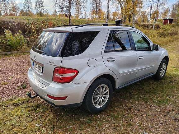 Mercedes-Benz ML350 4 of 5