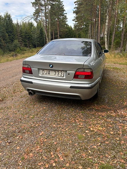 BMW 523i 2 of 8