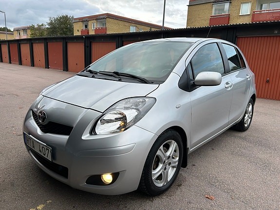 Toyota Yaris 8 of 28