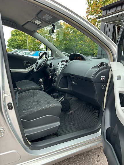 Toyota Yaris 15 of 28