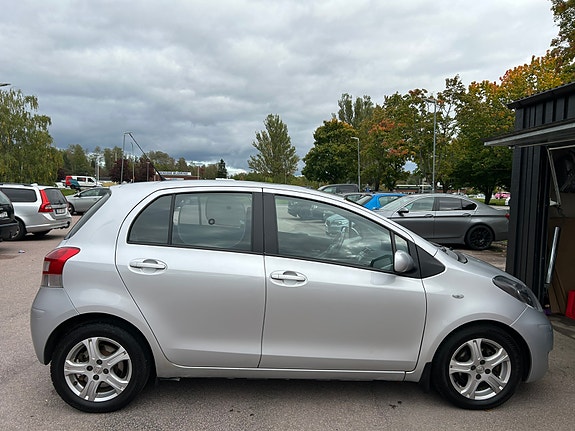 Toyota Yaris 5 of 28