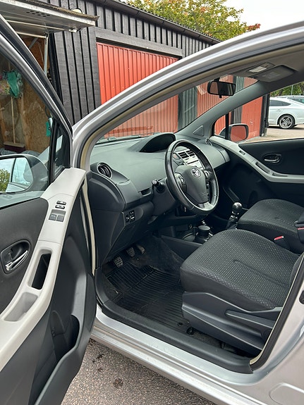 Toyota Yaris 19 of 28