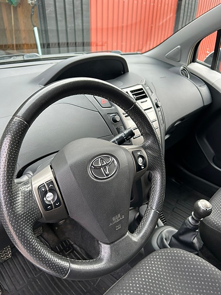 Toyota Yaris 18 of 28